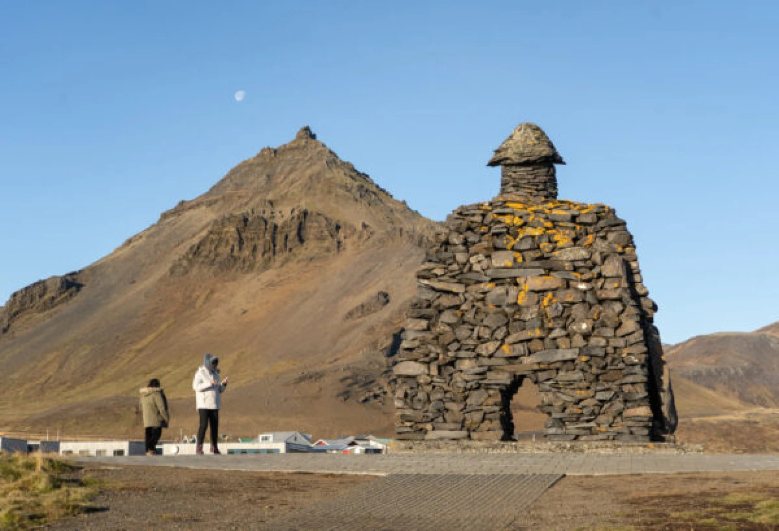 Steinlistaverk af Bárði Snæfellsás eftir Ragnar Kjartansson myndhöggvara