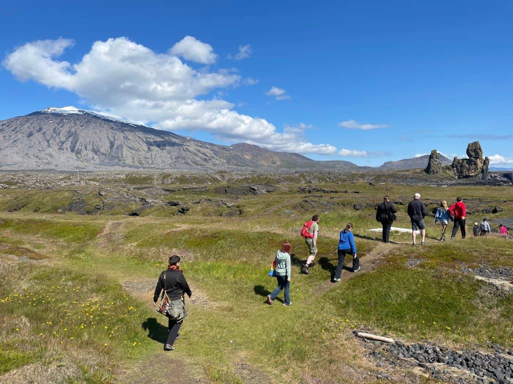 Landvörður leiðir fræðslugöngu.