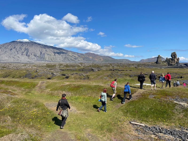 Landvörður leiðir fræðslugöngu.